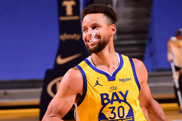  库里单节21分勇士大胜开拓者