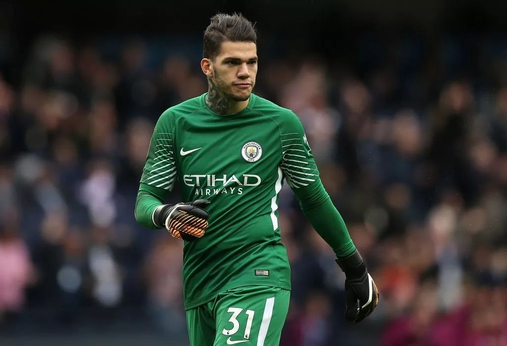  兰斯门将高接抵挡，多次神扑保住球队不败金身  